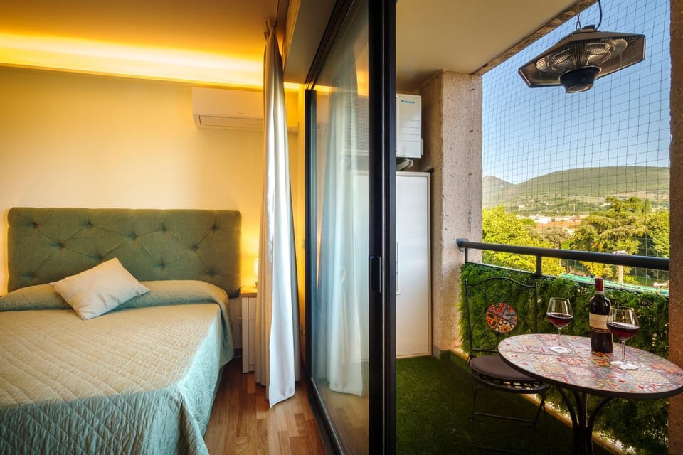 Bed, Natural landscape, View (from property/room), Balcony/Terrace, Bedroom, Mountain view