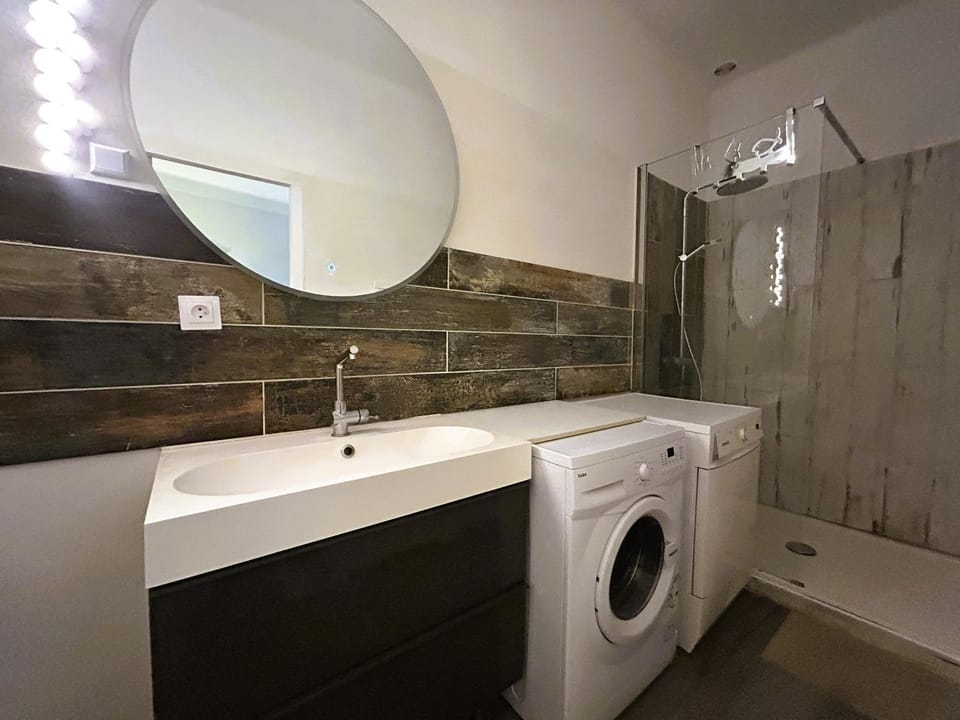 Shower, Toilet, Bathroom, washing machine, dryer