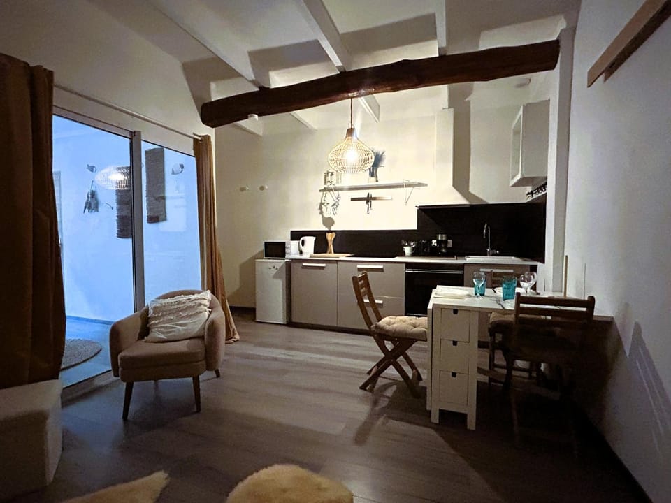 Kitchen or kitchenette, Seating area, Dining area, oven, stove