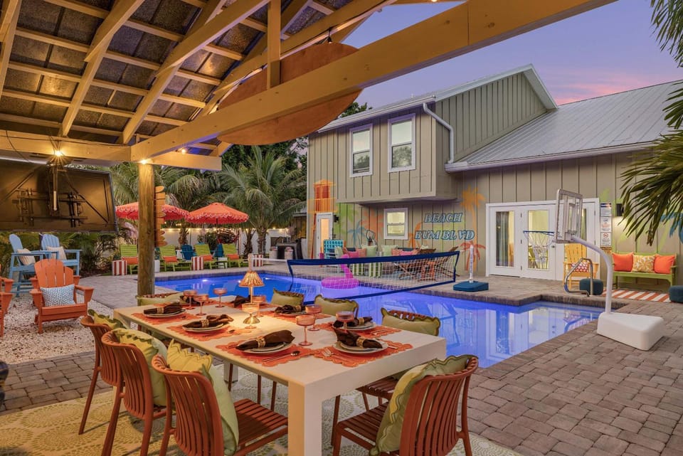 Sleeps 20 - Games - Basketball - Pool - Movie Room House in Bradenton
