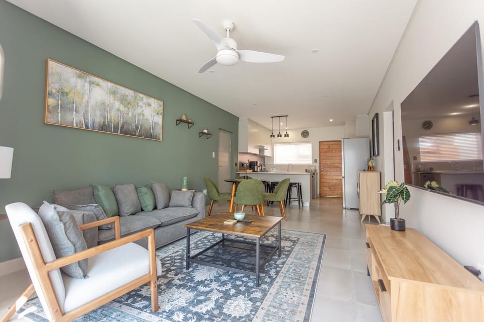 TV and multimedia, Kitchen or kitchenette, Living room, Seating area, Dining area