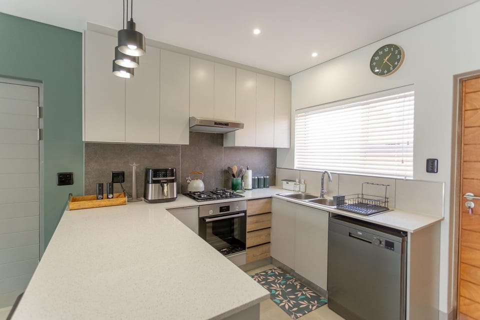 Coffee/tea facilities, Kitchen or kitchenette, dishwasher, oven, stove