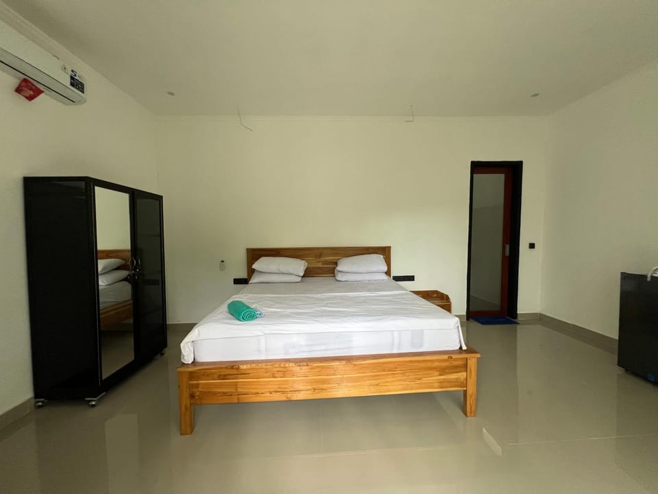Bed, Bedroom, towels, wardrobe, air conditioner