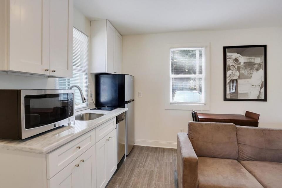 Kitchen or kitchenette, Seating area, stove