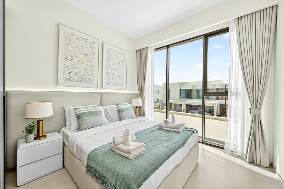 Golden Stays - Elegant 4BR Escape I Desert Light & Serene Views Villa in Dubai