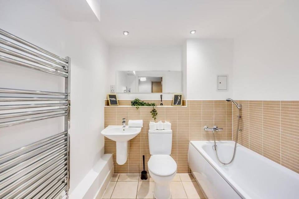 Shower, Toilet, Bathroom, Bath