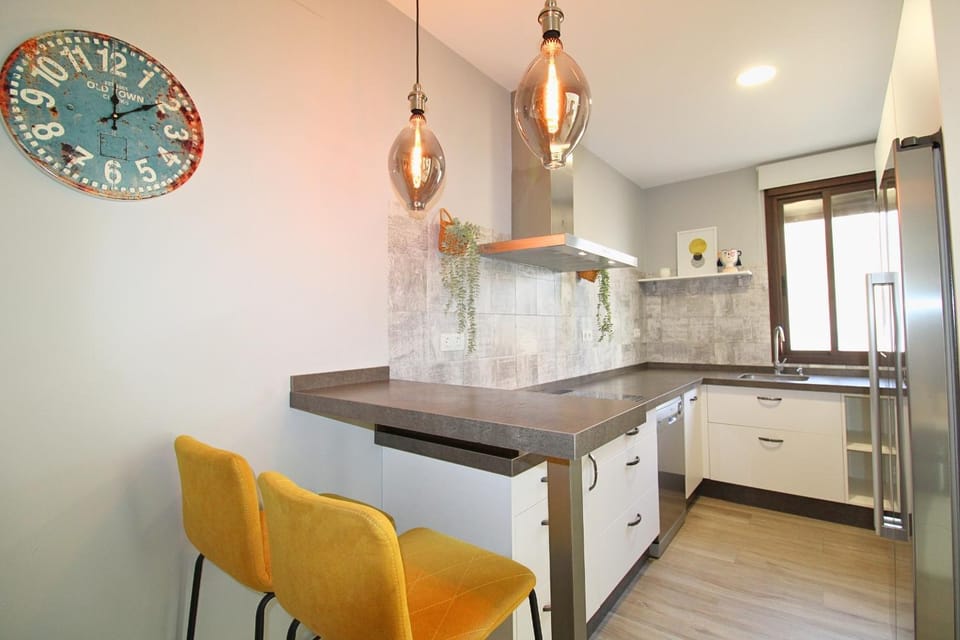 Kitchen or kitchenette, Dining area, dishwasher, oven, pet friendly, stove