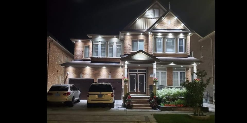 3 bdrm 3 bath bsmt Brampton Toronto, Sleeps 16 Apartment in Halton Hills
