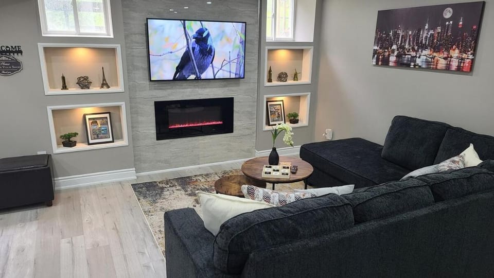 3 bdrm 3 bath bsmt Brampton Toronto, Sleeps 16 Apartment in Halton Hills