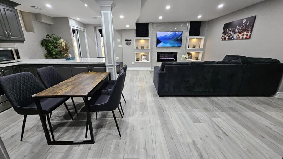 3 bdrm 3 bath bsmt Brampton Toronto, Sleeps 16 Apartment in Halton Hills