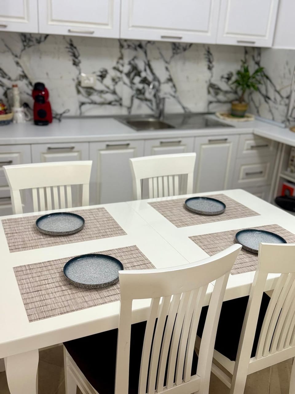 Kitchen or kitchenette, Dining area