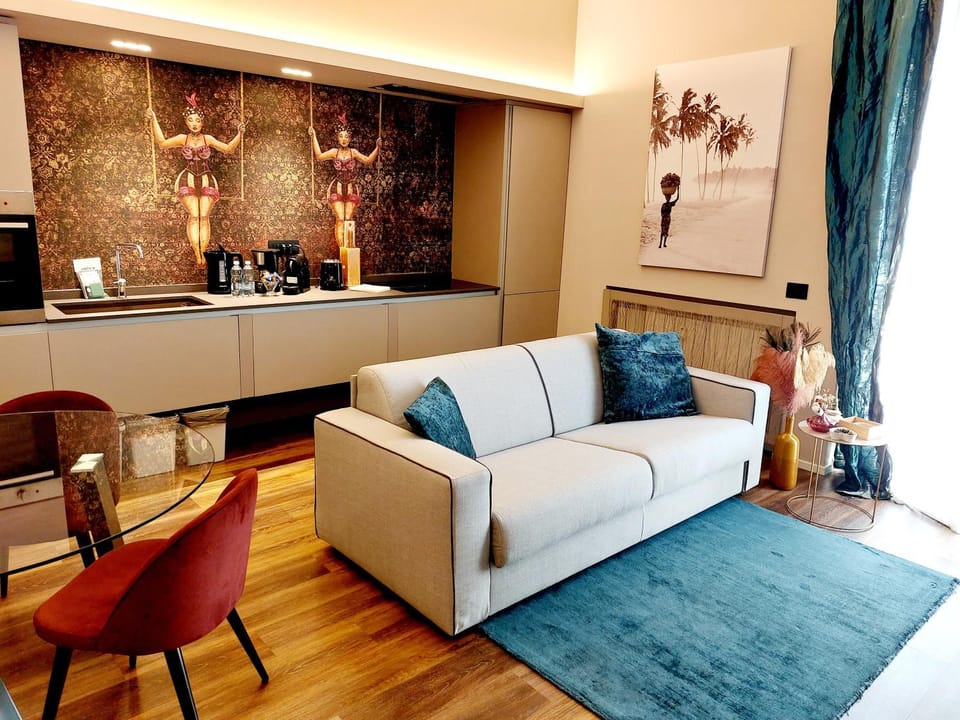 Coffee/tea facilities, Kitchen or kitchenette, Living room, Seating area, air conditioner