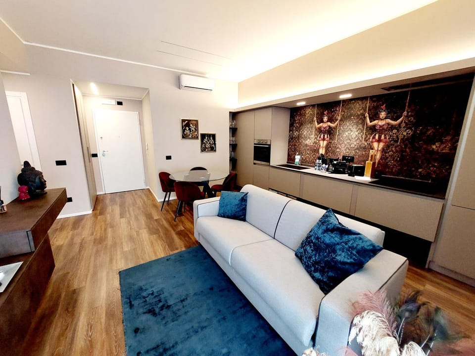 TV and multimedia, Living room, Seating area, air conditioner