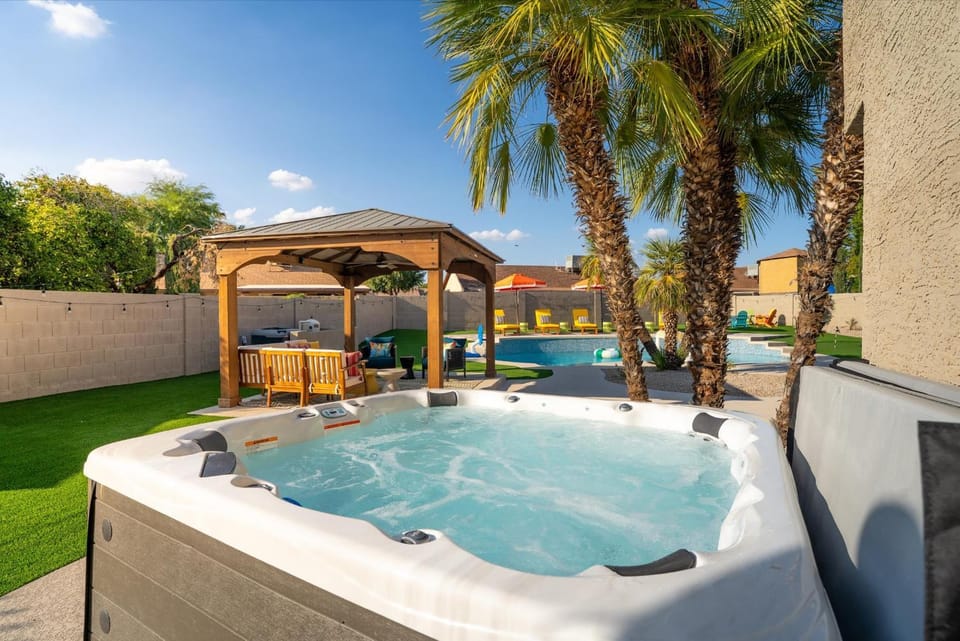 Sleeps 16 Sport Court Heated Pool Putt Putt House in Glendale