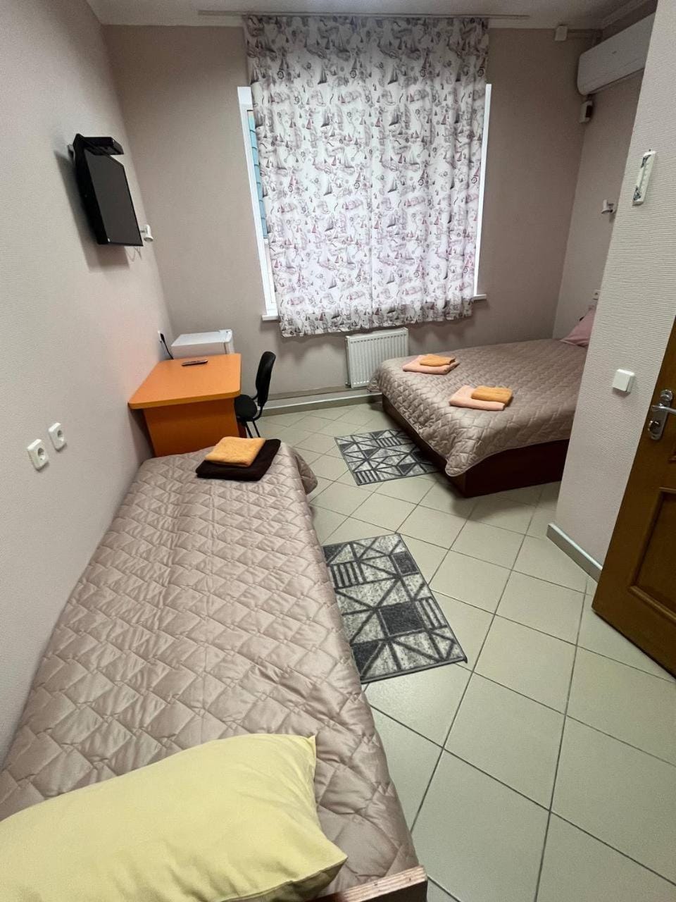 Communal lounge/ TV room, Bed, TV and multimedia, Living room, Photo of the whole room, Seating area, Bedroom