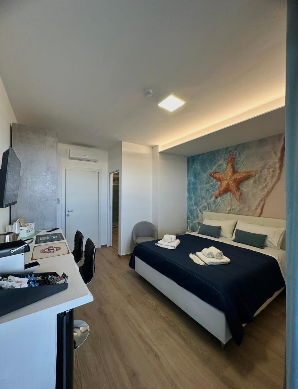 TV and multimedia, Photo of the whole room, Bedroom