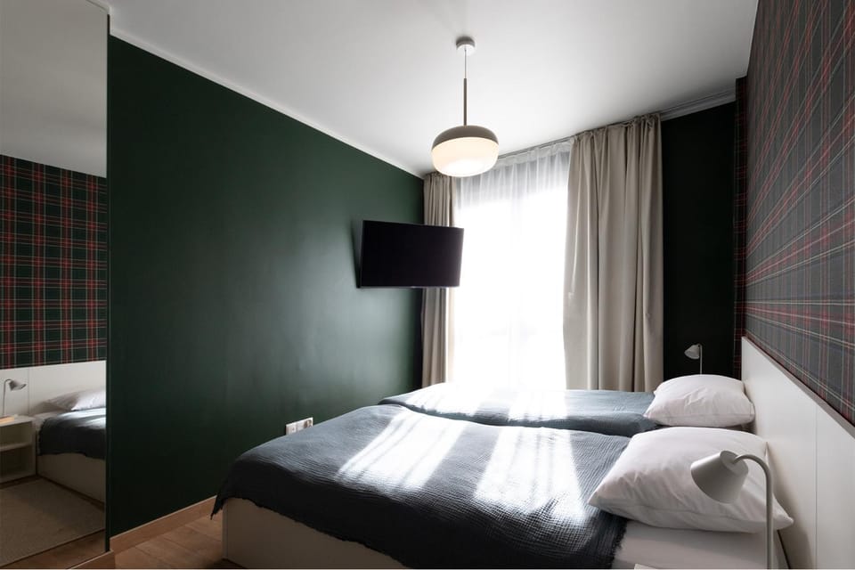 Bed, TV and multimedia, Bedroom