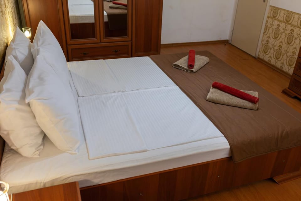 Bed, Photo of the whole room, Bedroom, towels
