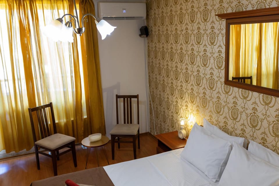 Bed, Photo of the whole room, Seating area, Bedroom, internet, air conditioner