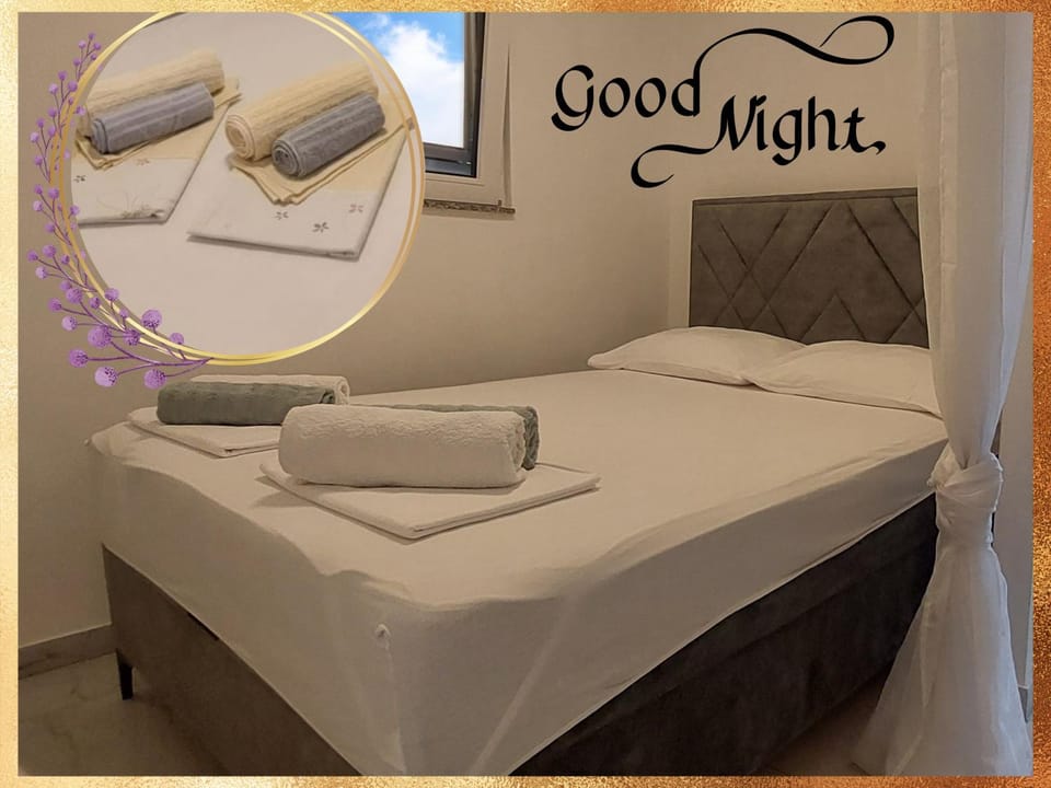 Bed, Photo of the whole room, Bedroom, Text overlay, towels