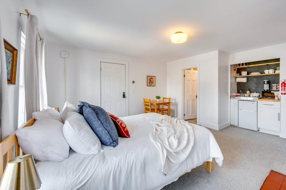 15 Mi to Stowe Mountain Resort: Main Street Studio Apartment in Waterbury