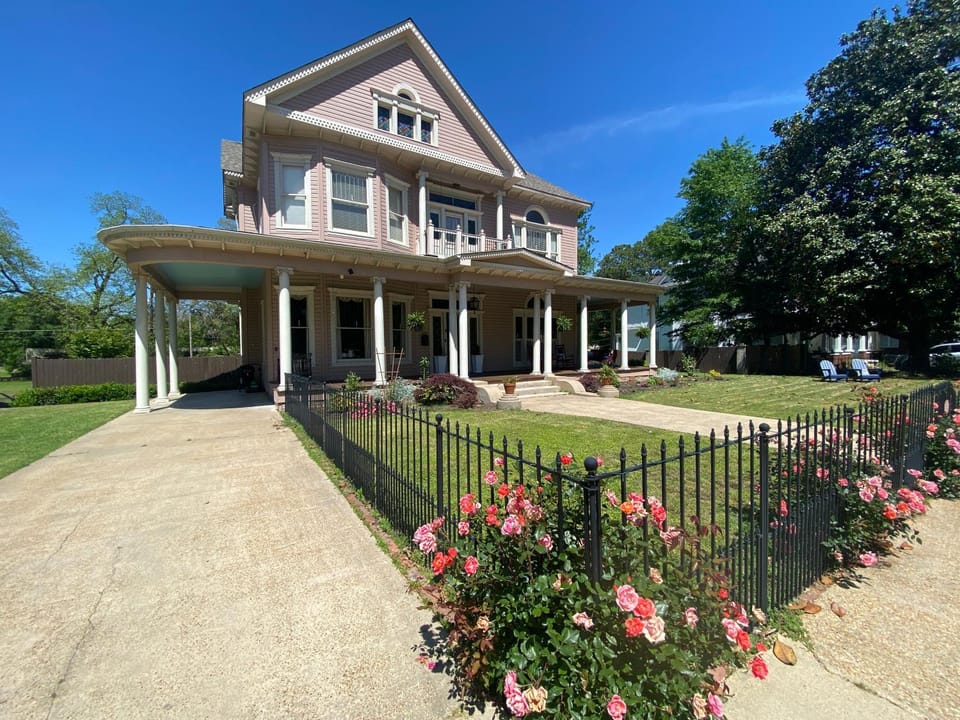 Property building, Spring, Day, Garden, Balcony/Terrace