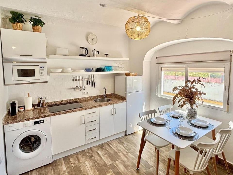 Kitchen or kitchenette, Dining area