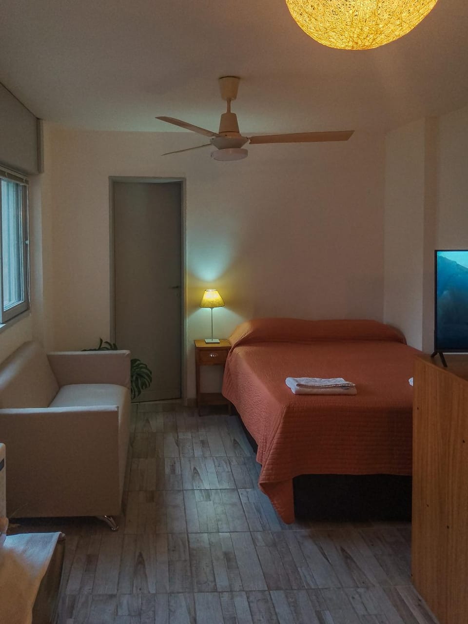 Bed, TV and multimedia, Photo of the whole room, Evening entertainment, Bedroom