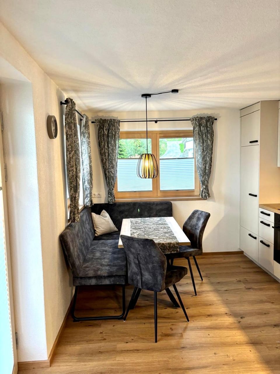 Seating area, Dining area