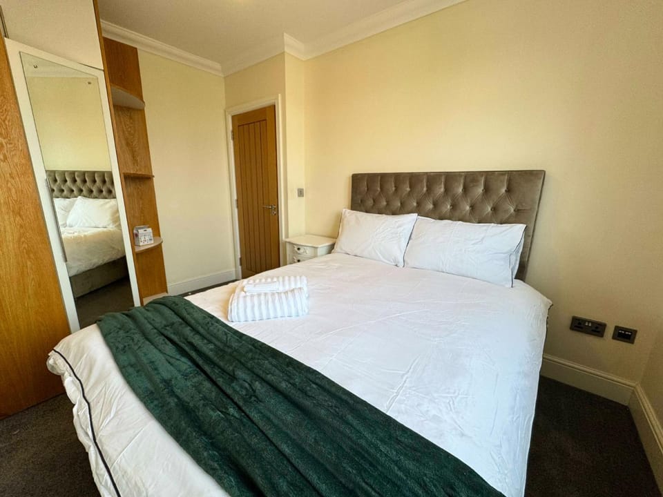 Luxury 8 Bed Home Near Luton Airport Apartment in Luton