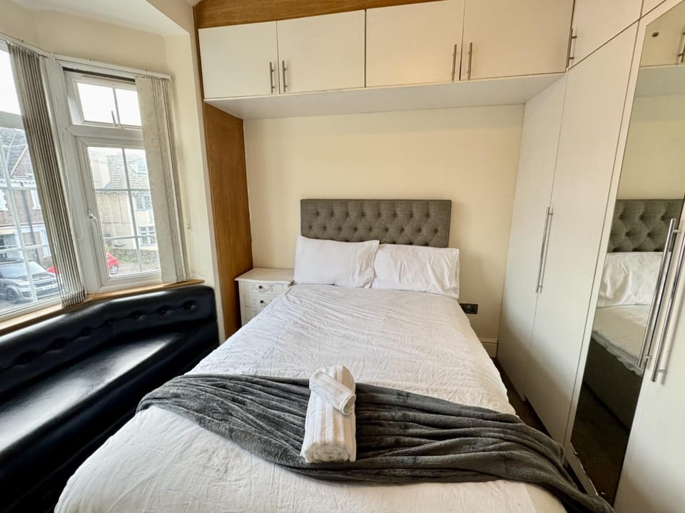 Luxury 8 Bed Home Near Luton Airport Apartment in Luton