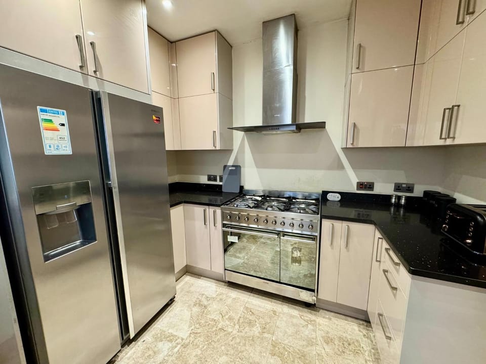 Luxury 8 Bed Home Near Luton Airport Apartment in Luton