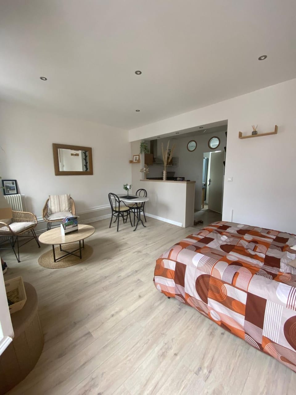 Kitchen or kitchenette, Living room, Photo of the whole room, Seating area, Dining area, Bedroom