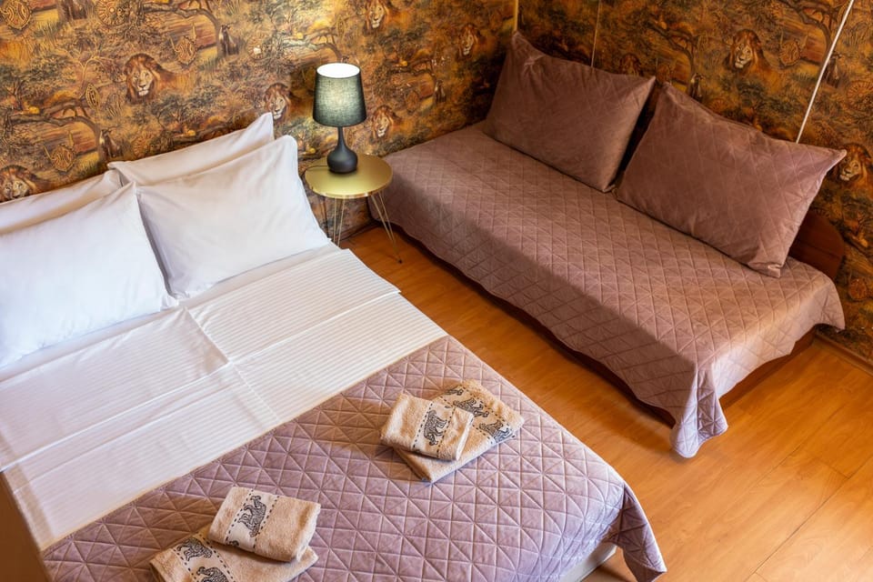 Bed, Photo of the whole room, Seating area, Bedroom, towels
