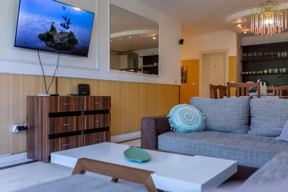 Communal lounge/ TV room, TV and multimedia, Living room, Seating area, Evening entertainment
