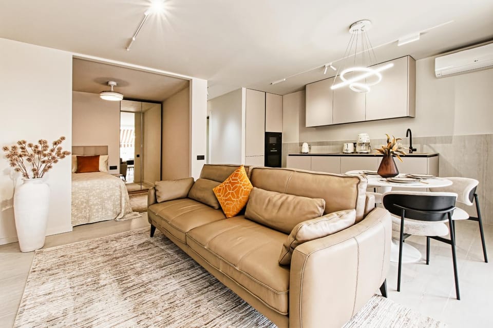 Kitchen or kitchenette, Living room, Seating area, Dining area