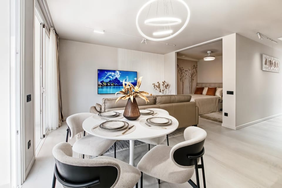 TV and multimedia, Living room, Seating area, Dining area