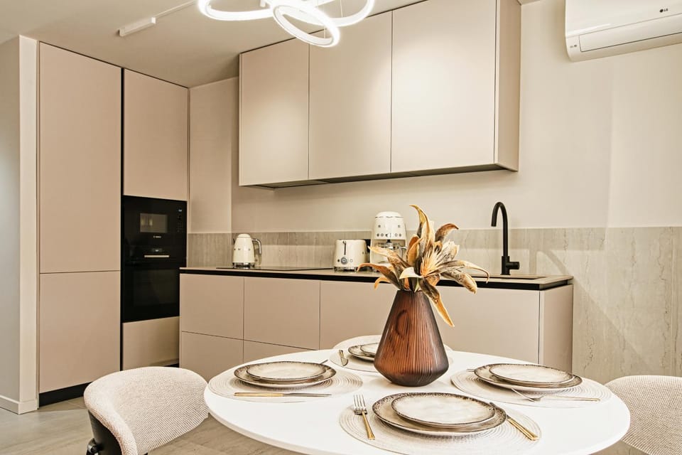 Kitchen or kitchenette, Dining area, oven