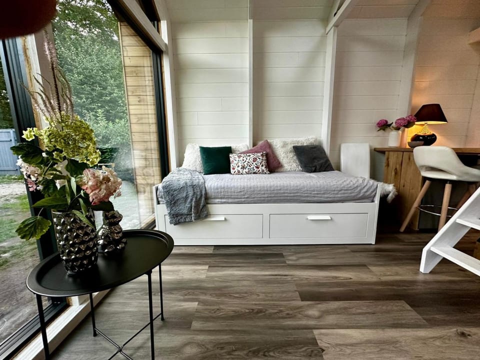 Bed, Living room, Inner courtyard view