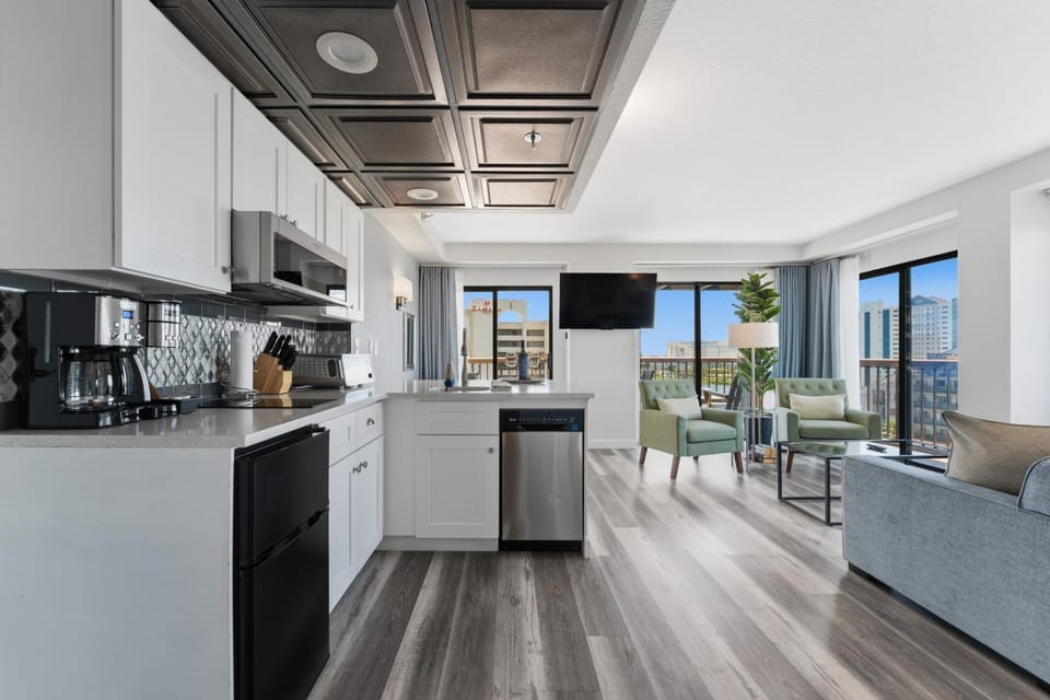 Kitchen or kitchenette, Living room, City view