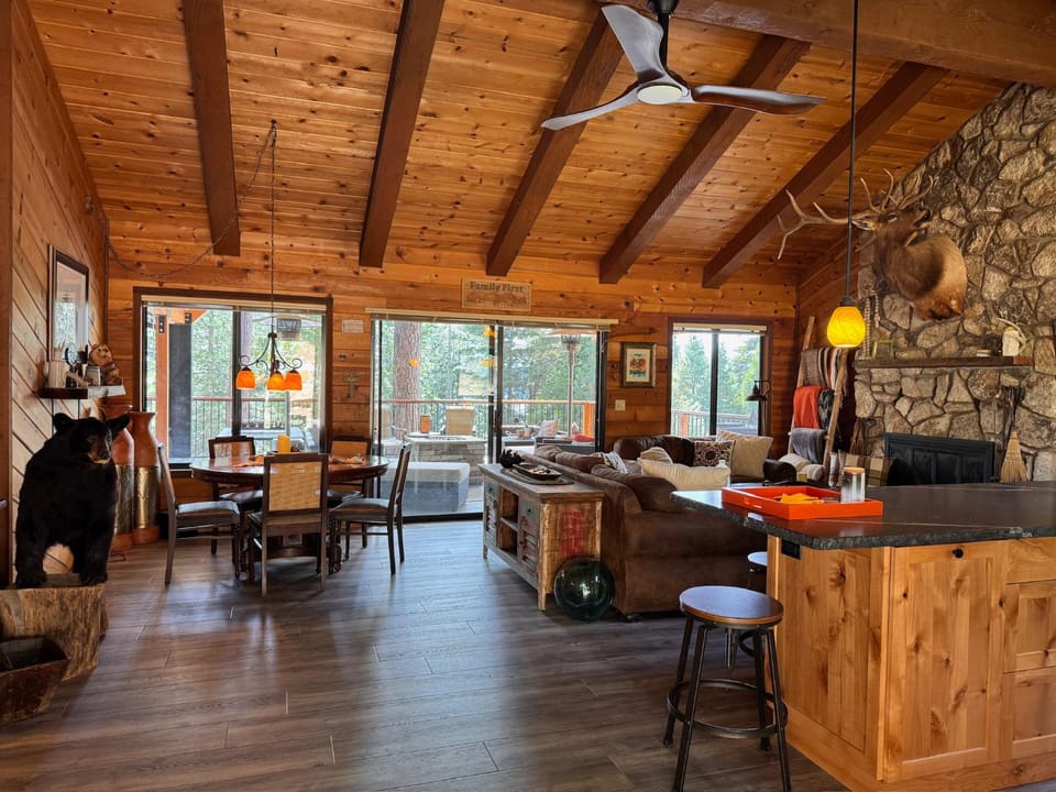Living room, Dining area, fireplace