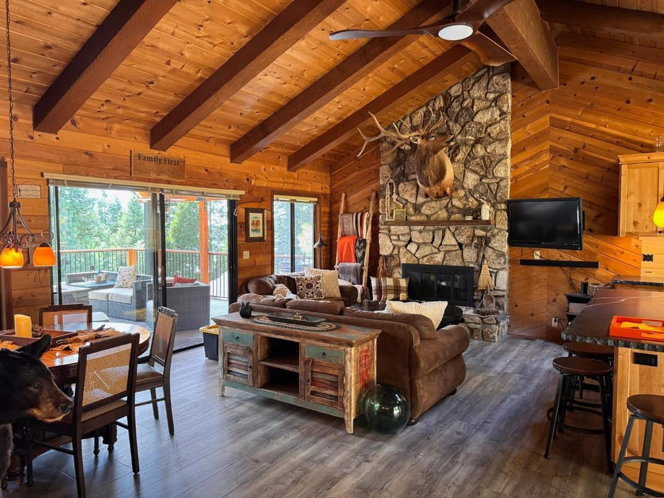 Communal lounge/ TV room, TV and multimedia, Living room, Dining area, Evening entertainment