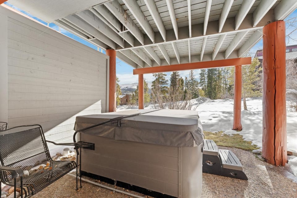 Patio, Day, Winter, Hot Tub, Seating area, Mountain view