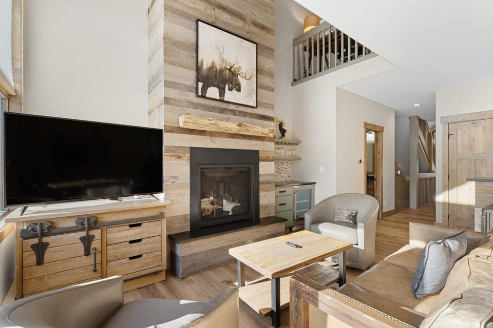 Day, TV and multimedia, Living room, Seating area, fireplace, furniture
