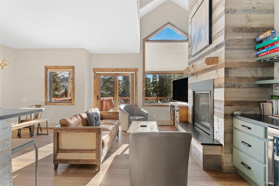 Day, TV and multimedia, View (from property/room), Living room, Seating area, Bedroom, Mountain view, fireplace, furniture