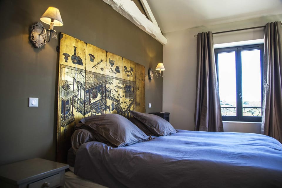 Bed, Photo of the whole room, Decorative detail, Bedroom, Garden view, Landmark view, Pool view