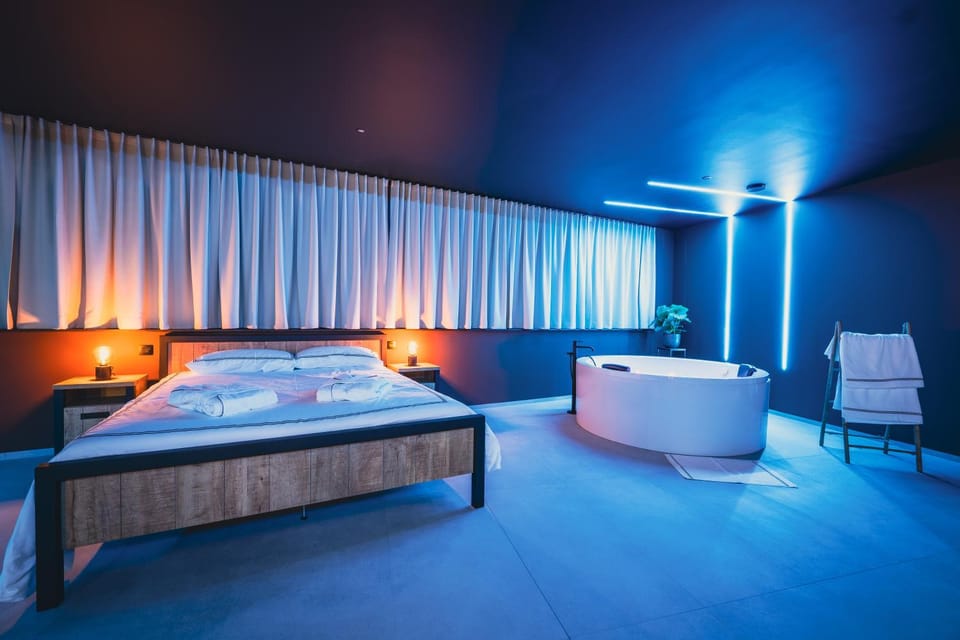 Bed, Hot Tub