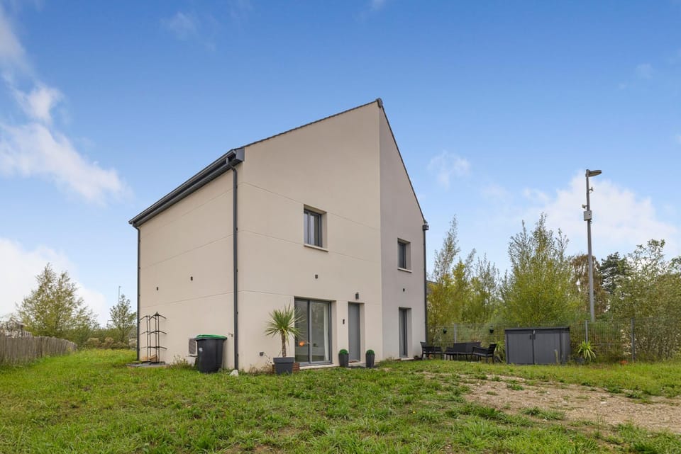 Property building, Spring, Day, Natural landscape, Garden, View (from property/room), Garden view