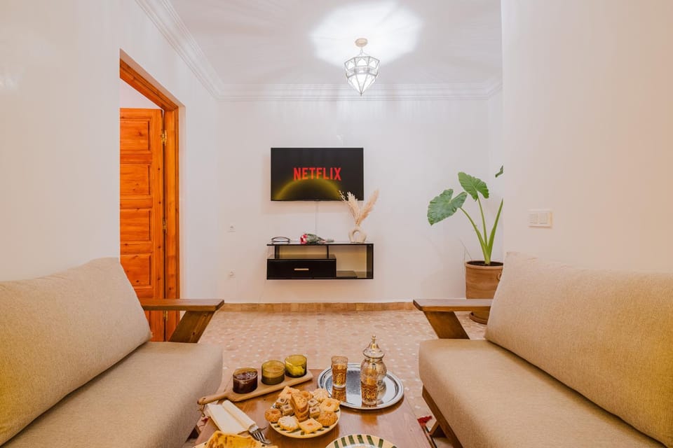 TV and multimedia, Living room, Seating area, Dining area, Drinks