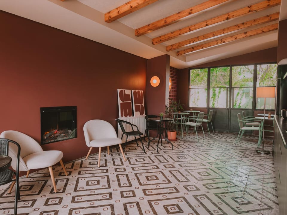 Coffee/tea facilities, Kitchen or kitchenette, Dining area